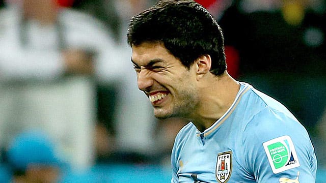 Zeigt gern Zähne: Luis Suarez stehe vor einem Wechsel zum FC Barcelona, der sich aber mit einer besonderen Klausel absichern will. Zeigt gern Zähne: Luis Suarez stehe vor einem Wechsel zum FC Barcelona, der sich aber mit einer besonderen Klausel absichern will.