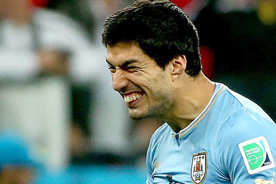 Zeigt gern Zähne: Luis Suarez stehe vor einem Wechsel zum FC Barcelona, der sich aber mit einer besonderen Klausel absichern will.