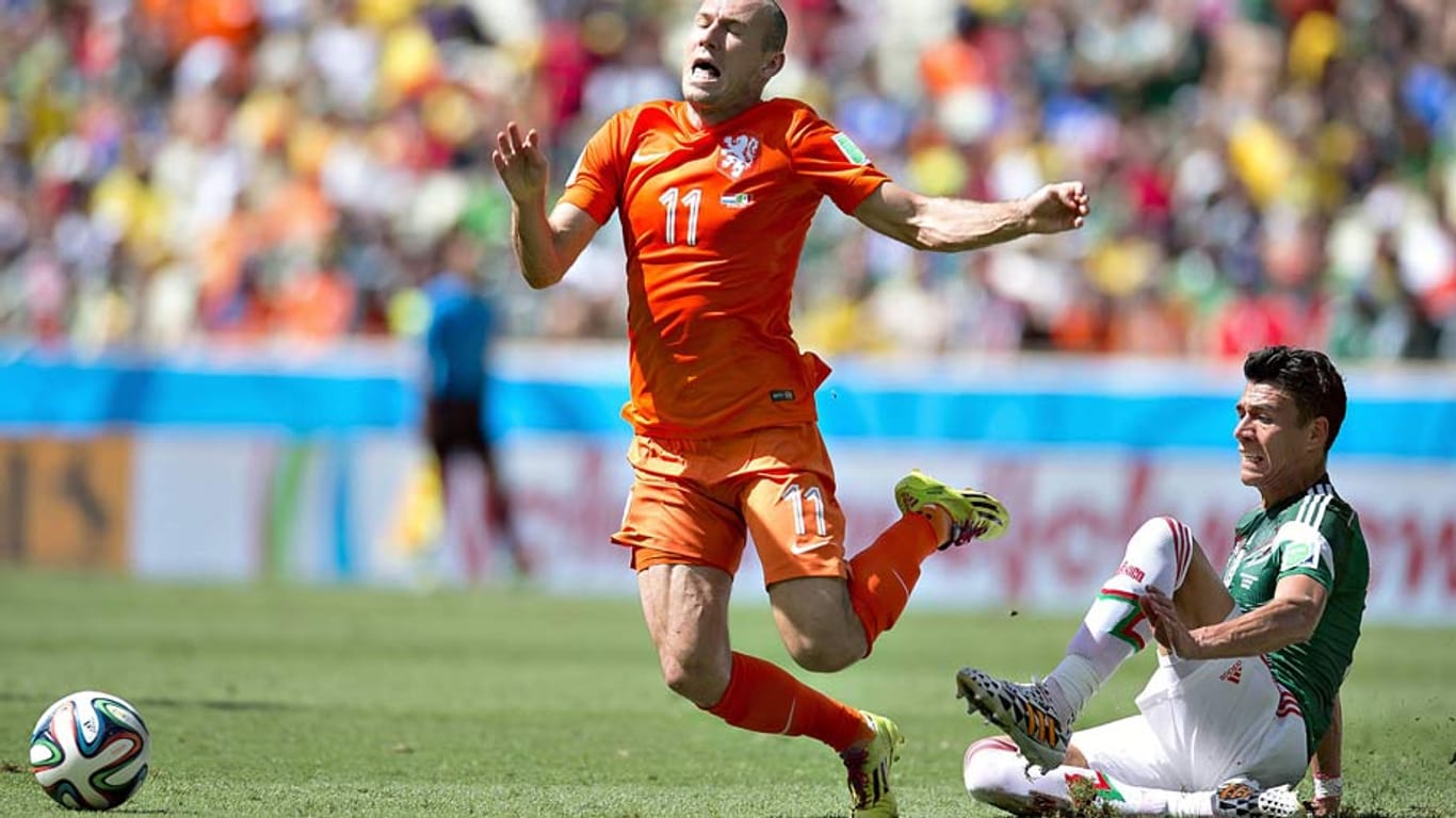 Arjen Robben fällt gegen Mexiko - und gibt später zu, dass er eine Schwalbe gemacht hat.