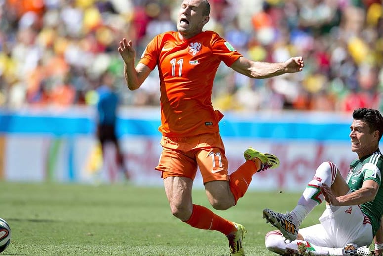 Arjen Robben fällt gegen Mexiko - und gibt später zu, dass er eine Schwalbe gemacht hat.