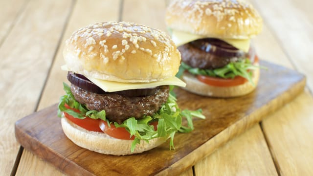 Burger werden besonders saftig, wenn sie nach dem Grillen kurz ruhen