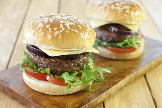 Burger werden besonders saftig, wenn sie nach dem Grillen kurz ruhen