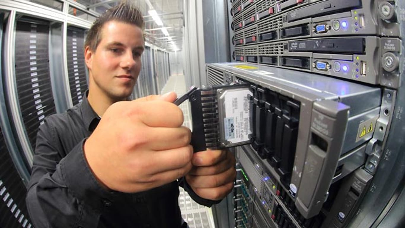 Ein Systemadministrator in einem der Server-Räume im neuen Rechenzentrum der Deutschen Telekom: Auf 150.000 qm Nutzfläche arbeiten hier bei voller Auslastung 30.000 Computer-Server