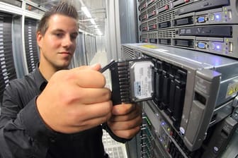 Ein Systemadministrator in einem der Server-Räume im neuen Rechenzentrum der Deutschen Telekom: Auf 150.000 qm Nutzfläche arbeiten hier bei voller Auslastung 30.000 Computer-Server