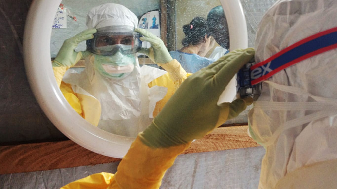 Ebola: Weil das Ebola-Virus hochansteckend ist, müssen Ärzte bei der Behandlung von Patienten Schutzanzüge tragen.