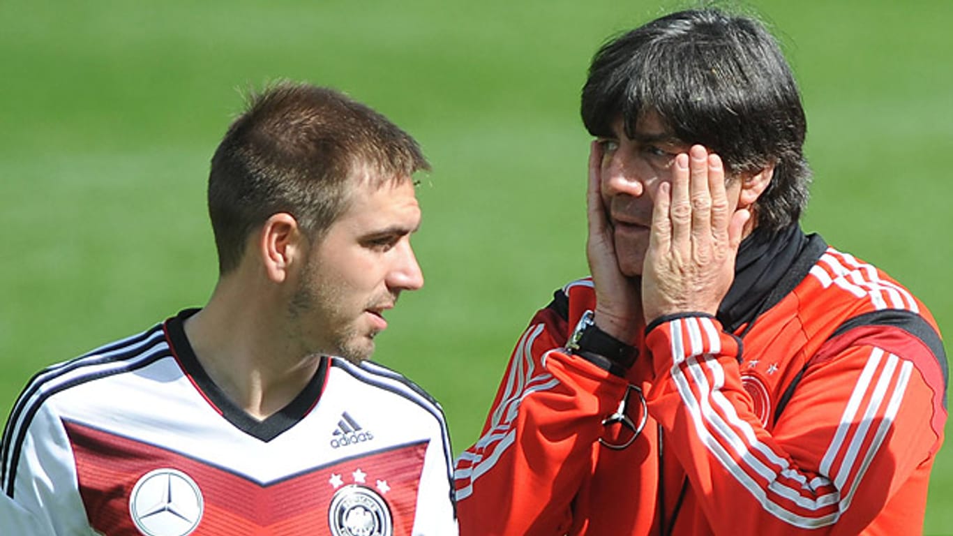 Was plant Bundestrainer Joachim Löw mit Philipp Lahm (li.)?