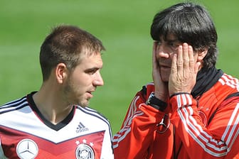 Was plant Bundestrainer Joachim Löw mit Philipp Lahm (li.)?