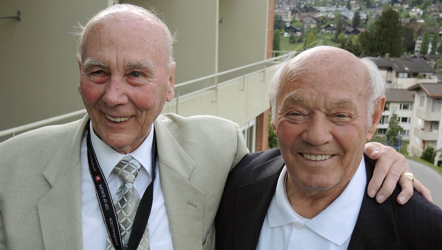 Die beiden WM-Spieler von 1954: Der Deutsche Horst Eckel (li.) und Jeno Buzanszky aus Ungarn. Die beiden ehemaligen Nationalspieler begegneten sich während der Eröffnung der Ausstellung "60 Jahre Wunder von Bern" wieder.