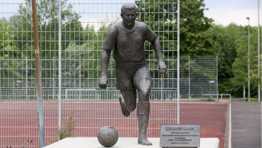 Das "Helmut Rahn Denkmal" ehrt den Nationalspieler Rahn, der das legendäre 3:2-Siegtor schoss. Das Denkmal steht auf dem Gelände des Rot-Weiss Essen, seinem Heimatverein, bei dem er ab 1951 spielte.