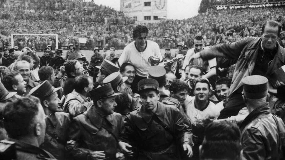 Kapitän Fritz Walter (M.) und Trainer Sepp Herberger (re.) wurden nach dem triumphalen 3:2-Sieg über Ungarn auf den Schultern von begeisterten Anhängern getragen.