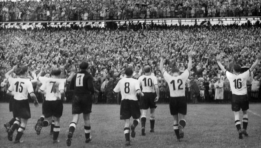 Die frischgebackenen Weltmeister jubelten den Zuschauern zu. Neun Jahre nach dem Kriegsende schaffte die deutsche Fußballnationalmannschaft die Sensation. Bis heute erinnert man sich immer noch an das "Wunder von Bern".