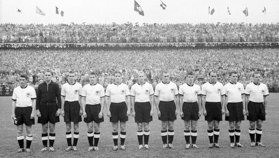 Die deutsche Nationalmannschaft vor Anpfiff des Endspiels im Berner Wankdorf-Stadion.