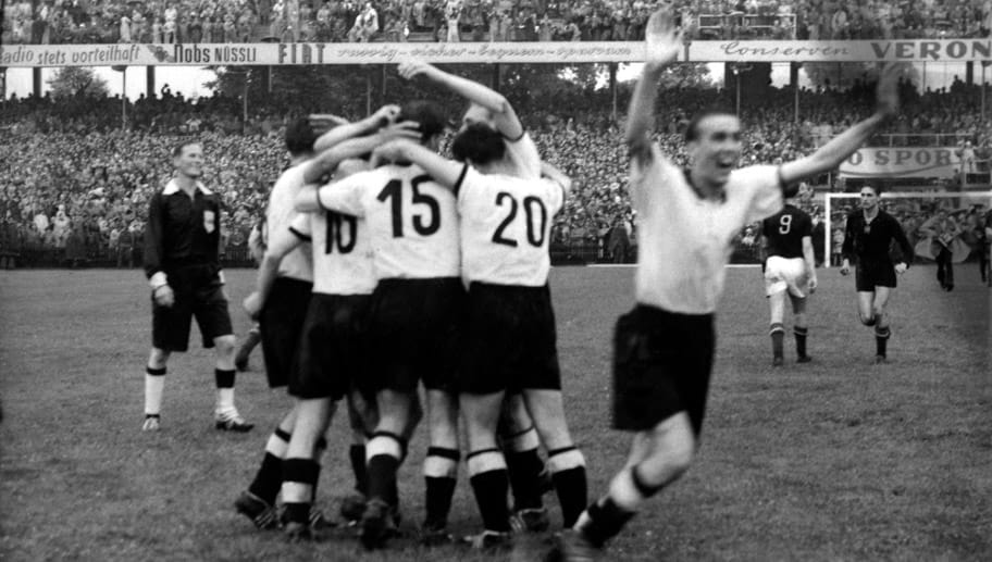 Deutschland schlugen Ungarn vor 60.000 Zuschauern. Die Deutschen Spieler lagen sich bei Spielende nach Abpfiff jubelnd in den Armen und feierten ihren ersten WM-Titelgewinn. Spieler Horst Eckel (re.) riss jubelnd die Arme hoch. Auch zu dieser Situation fand Herbert Zimmermann die richtigen Worte: „Aus, aus, aus, aus !! Das Spiel ist aus ! Deutschland ist Weltmeister …“