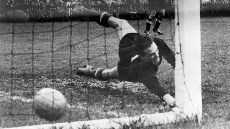 Der deutsche Stürmer Helmut Rahn (nicht im Bild) überwand in der 85. Minute aus 17 Metern den ungarischen Torhüter Gyula Grosics.