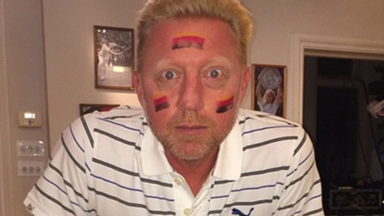 Boris Becker malte sich die Deutschland-Fahne verkehrt herum auf - zumindest aus heutiger Sicht.