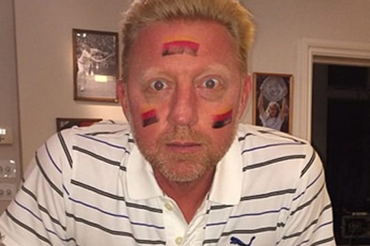 Boris Becker malte sich die Deutschland-Fahne verkehrt herum auf - zumindest aus heutiger Sicht.