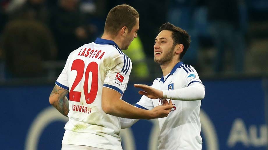 Pierre-Michel Lasogga (li.) und Hakan Calhanoglu Pierre-Michel Lasogga (li.) und Hakan Calhanoglu