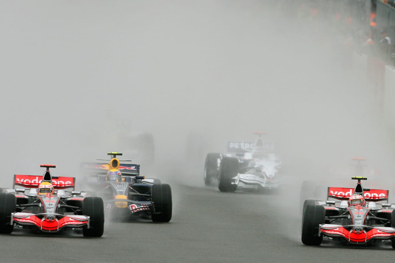Eine unglaubliche Performance im Regen lieferte Lewis Hamilton (li.) im Mercedes ab. Er gewann das Gummistiefel-Rennen 2008 in Silverstone mit mehr als einer Minute Vorsprung.