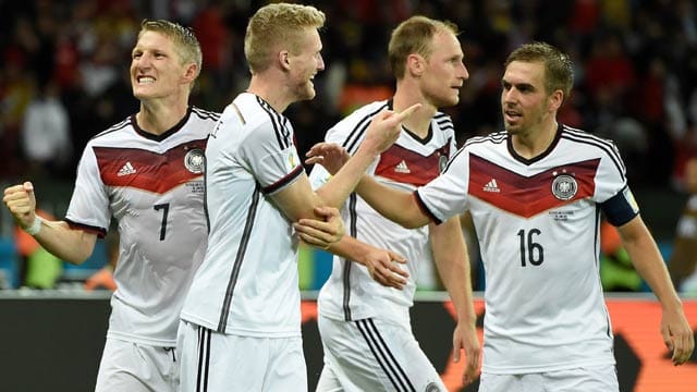 Geht es nach der Meinung der Bundesbürger, haben Bastian Schweinsteiger (v. li. n. re.), Andre Schürrle, Benedikt Hoewedes und Philipp Lahm in Brasilien allen Grund zum Jubeln.