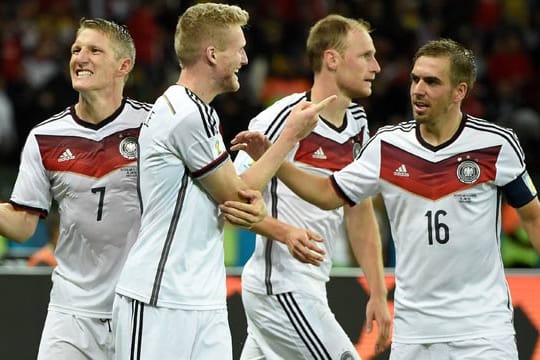 Geht es nach der Meinung der Bundesbürger, haben Bastian Schweinsteiger (v. li. n. re.), Andre Schürrle, Benedikt Hoewedes und Philipp Lahm in Brasilien allen Grund zum Jubeln.