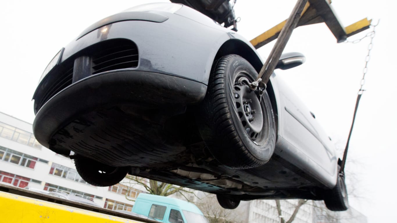 Ein Auto wird am 20.01.2014 in Hannover (Niedersachsen) auf einen Abschleppwagen gehoben.