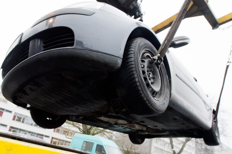 Ein Auto wird am 20.01.2014 in Hannover (Niedersachsen) auf einen Abschleppwagen gehoben.