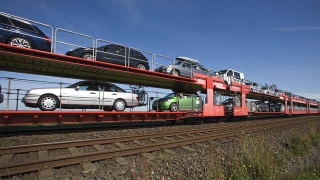 Autos beim Transport auf einem Autoreisezug Autos beim Transport auf einem Autoreisezug