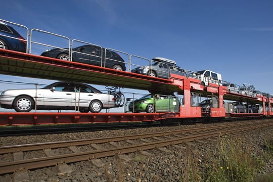 Autos beim Transport auf einem Autoreisezug