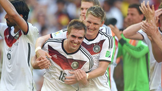 Philipp Lahm (vorne) und Bastian Schweinsteiger im Mittelpunkt. Nicht nur beim Jubeln, sondern auch in Löws taktischen Überlegungen.