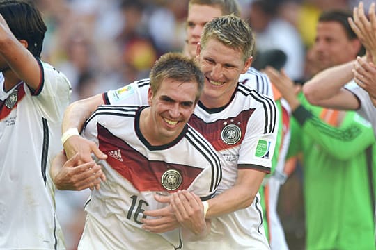 Philipp Lahm (vorne) und Bastian Schweinsteiger im Mittelpunkt. Nicht nur beim Jubeln, sondern auch in Löws taktischen Überlegungen.