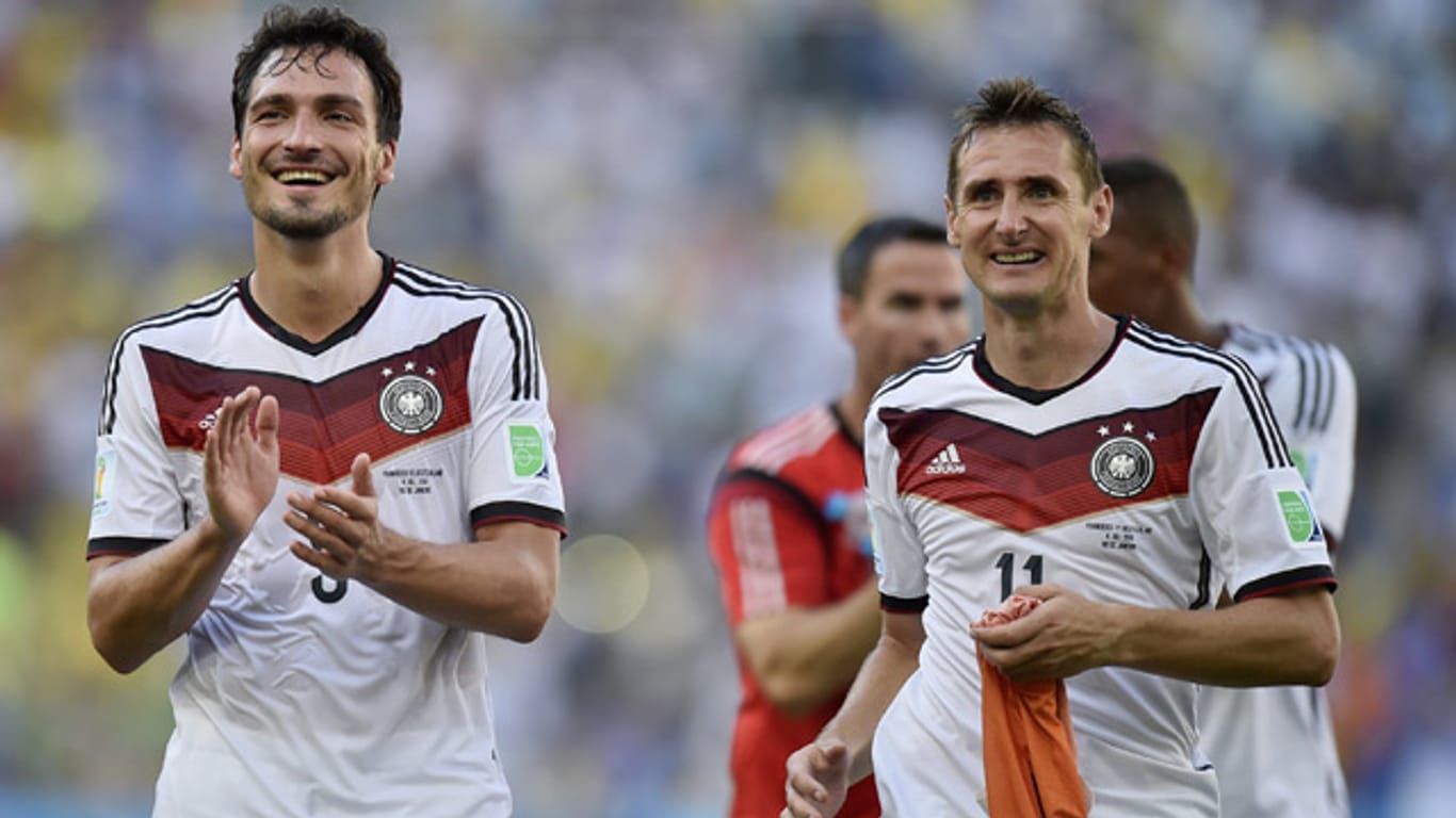 Deutschlands Matchwinner Mats Hummels (li.) und Mittelstürmer Miroslav Klose feiern den Sieg gegen Frankreich.