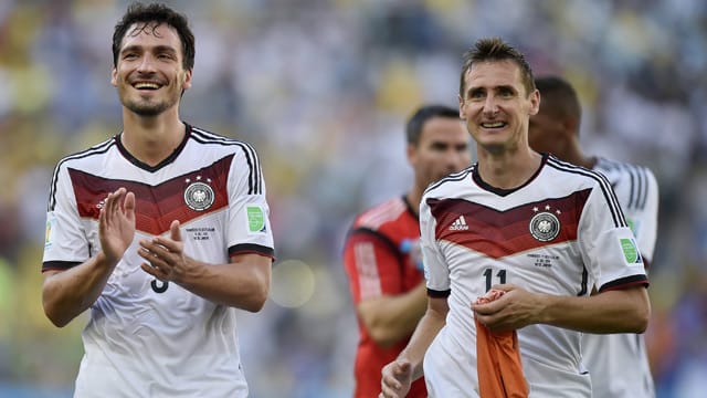 Deutschlands Matchwinner Mats Hummels (li.) und Mittelstürmer Miroslav Klose feiern den Sieg gegen Frankreich.