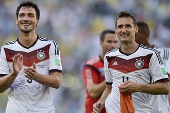 Deutschlands Matchwinner Mats Hummels (li.) und Mittelstürmer Miroslav Klose feiern den Sieg gegen Frankreich.