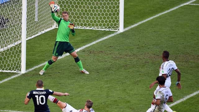 Rettungsaktion: Manuel Neuer entschärft einen Gewaltschuss von Frankreichs Karim Benzema (li.).