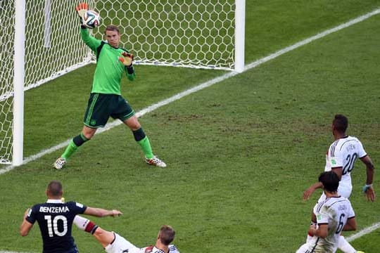 Rettungsaktion: Manuel Neuer entschärft einen Gewaltschuss von Frankreichs Karim Benzema (li.).