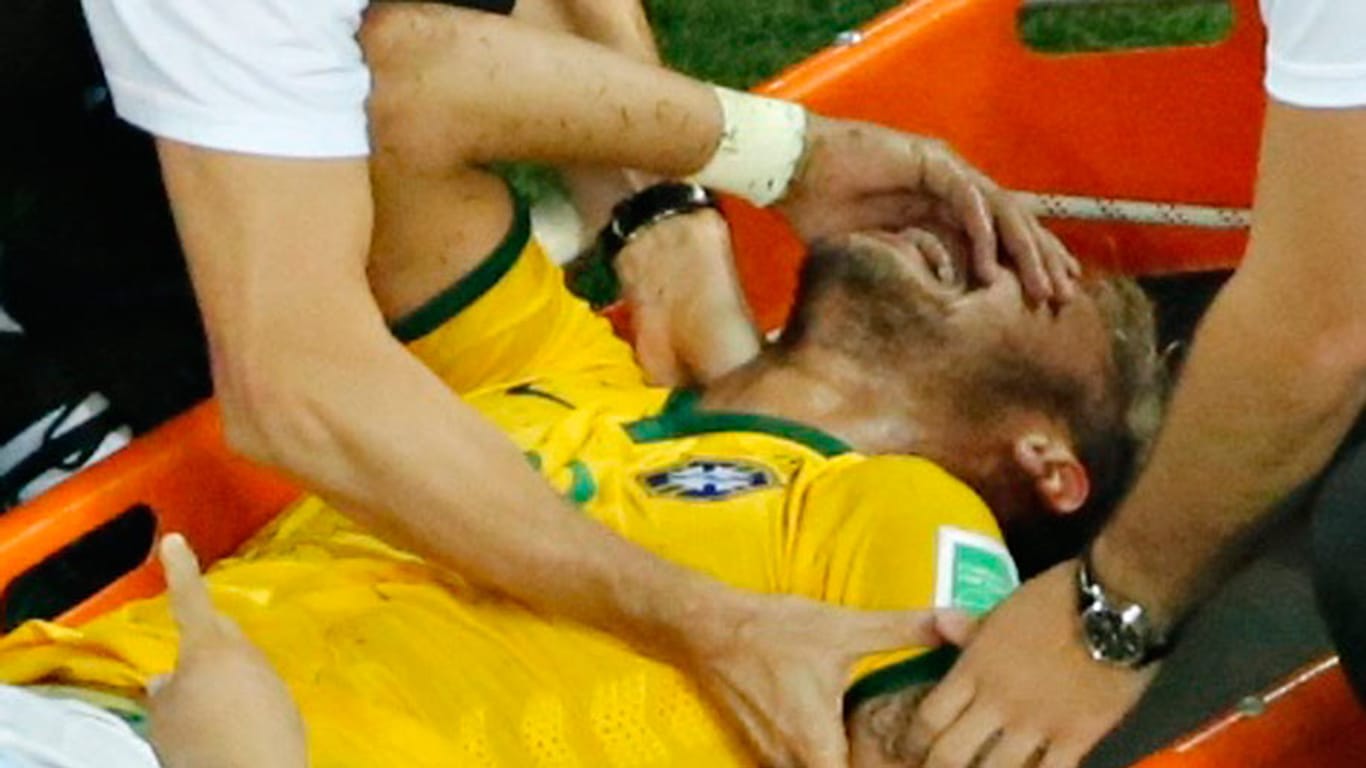 Neymar wird unter Schmerzen vom Platz getragen.