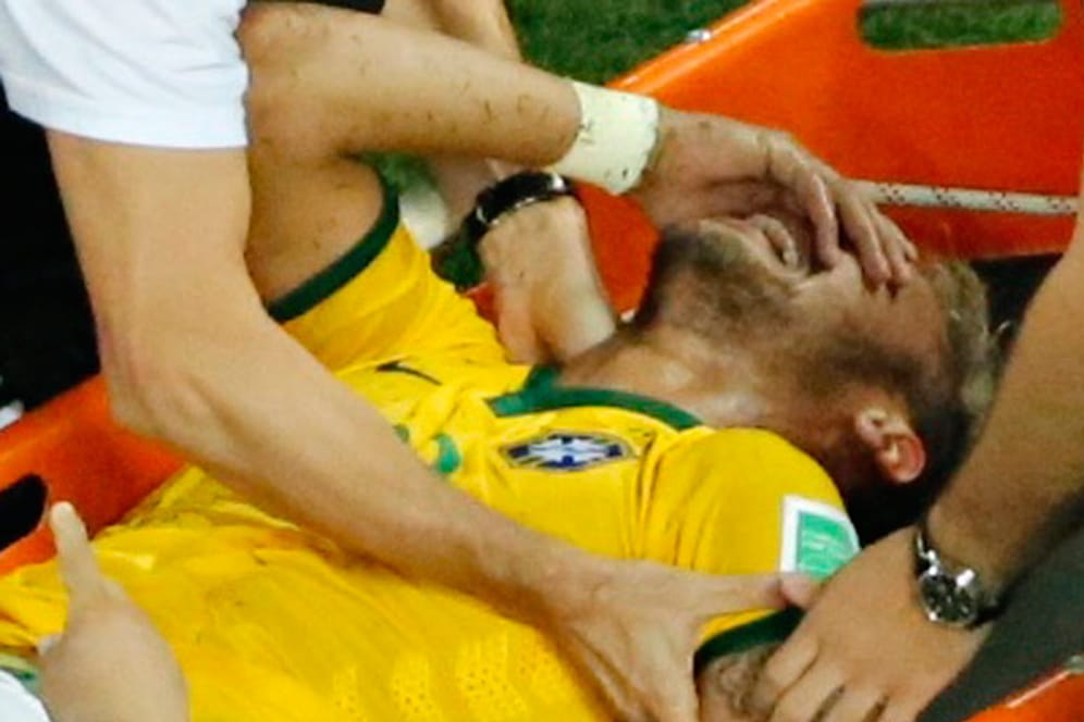 Neymar wird unter Schmerzen vom Platz getragen.