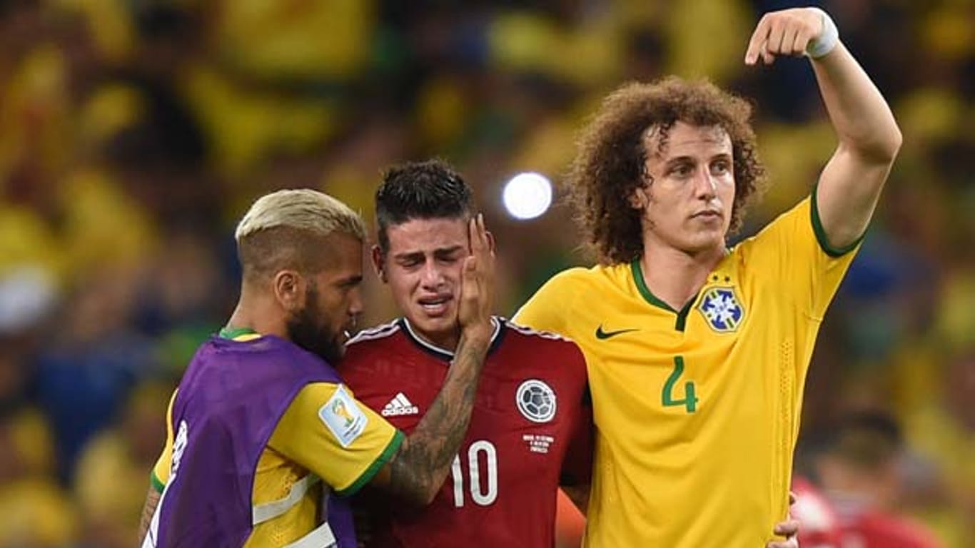 Es ist eine der Szenen, die von dieser WM bleiben werden: Die beiden Brasilianer David Luiz (re.) und Daniel Alves halten den weinenden James Rodriguez im Arm.