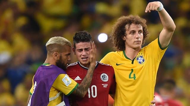 Es ist eine der Szenen, die von dieser WM bleiben werden: Die beiden Brasilianer David Luiz (re.) und Daniel Alves halten den weinenden James Rodriguez im Arm.