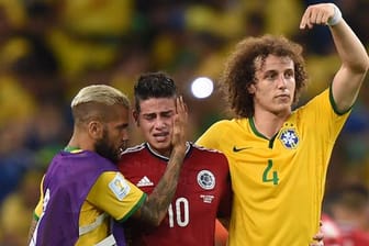 Es ist eine der Szenen, die von dieser WM bleiben werden: Die beiden Brasilianer David Luiz (re.) und Daniel Alves halten den weinenden James Rodriguez im Arm.