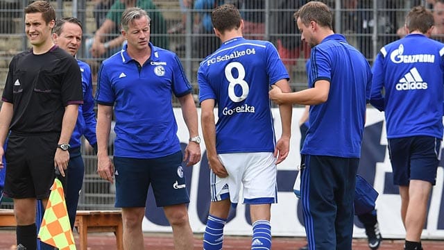 Leon Goretzka greift sich bei seiner Auswechslung an den verletzten linken Oberschenkel. Leon Goretzka greift sich bei seiner Auswechslung an den verletzten linken Oberschenkel.