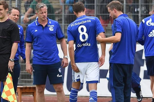 Leon Goretzka greift sich bei seiner Auswechslung an den verletzten linken Oberschenkel.