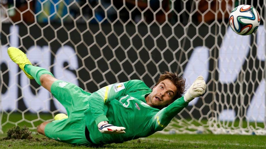 Matchwinner Tim Krul mit seinem Trainer Louis van Gaal.