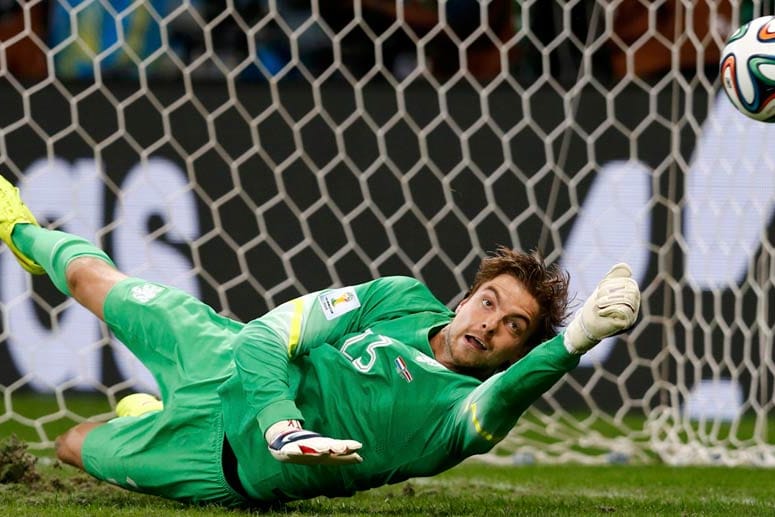 Matchwinner Tim Krul mit seinem Trainer Louis van Gaal.