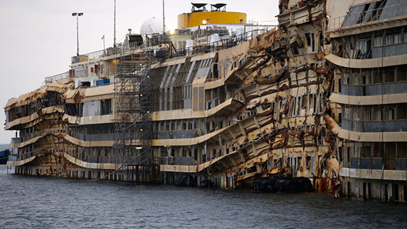 Das einst stolze Kreuzfahrtschiff "Costa Concordia" wurde aufgerichtet und soll nach Genua zum Verschrotten geschleppt werden
