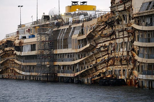 Das einst stolze Kreuzfahrtschiff "Costa Concordia" wurde aufgerichtet und soll nach Genua zum Verschrotten geschleppt werden