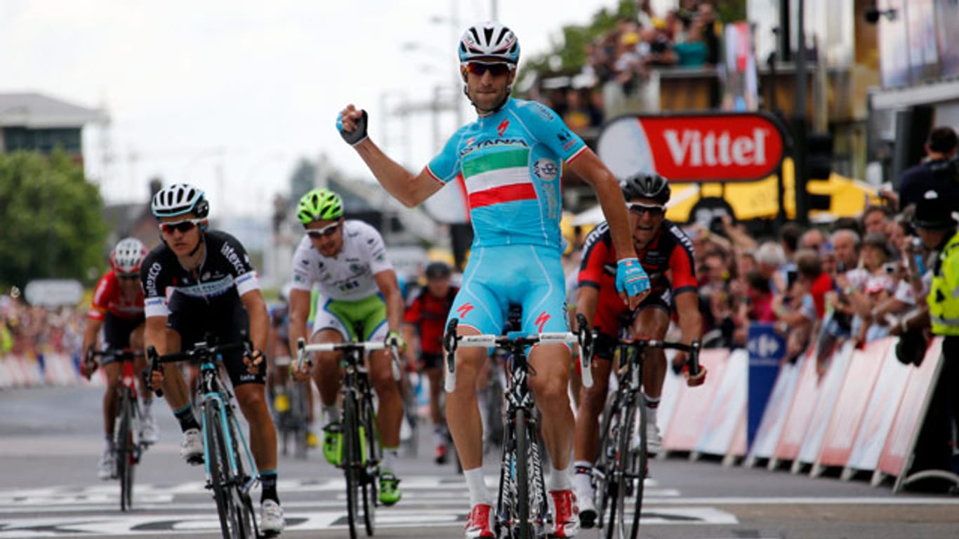 Vincenzo Nibali bejubelt seinen Sieg auf der zweiten Etappe.