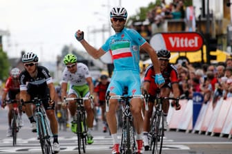 Vincenzo Nibali bejubelt seinen Sieg auf der zweiten Etappe.