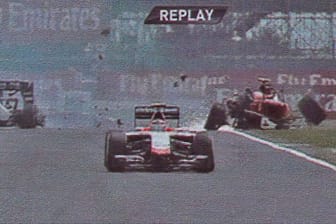 Kimi Räikkönen schlittert in seinem zerstörten Ferrari über die Strecke.