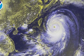 Super-Taifun "Neoguri" rast auf Japan zu